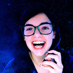 Maiane sorrindo